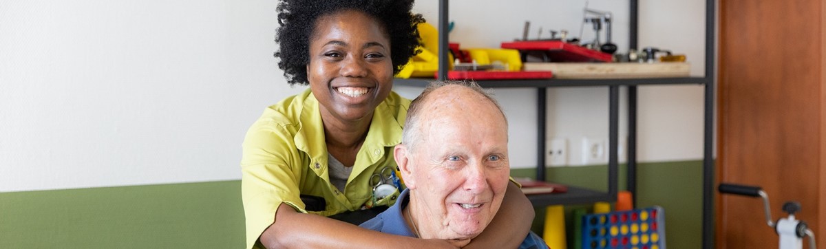 Medewerker Revalidatie en Herstel Rivas omarmt revalidant