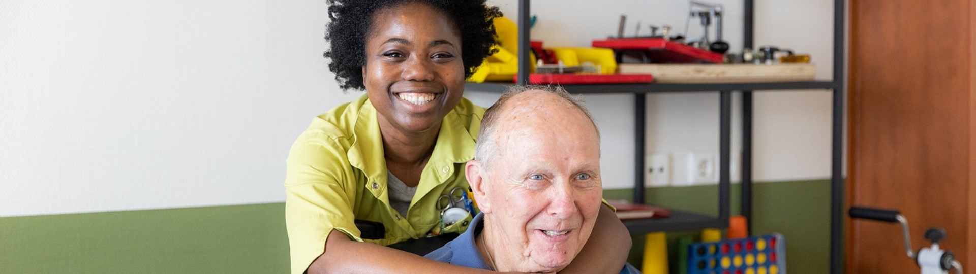 Medewerker Revalidatie en Herstel Rivas omarmt revalidant