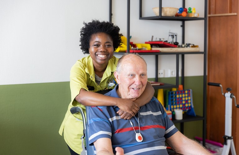 Medewerker Revalidatie en Herstel Rivas omarmt revalidant