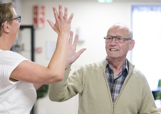Header Verpleeghuis Bewoner Medewerker High Five