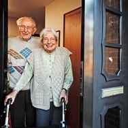 Bejaard Paar Bij De Voordeur (1)