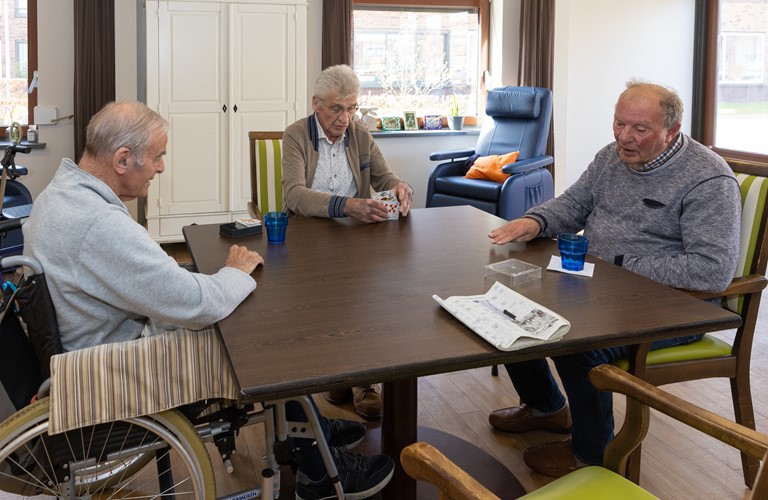 Cliënten zitten samen aan tafel bij Dagbesteding De Gantel Waerthove