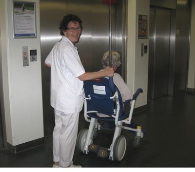 vrijwilliger ondersteunt vriendelijke glimlachend een patient