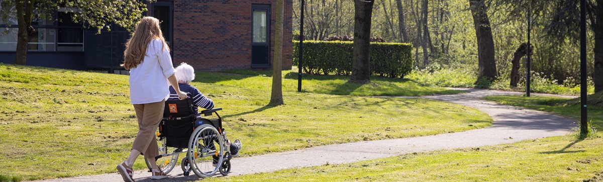 Mevrouw In Rolstoel Wordt Geduwd Door Vrouw