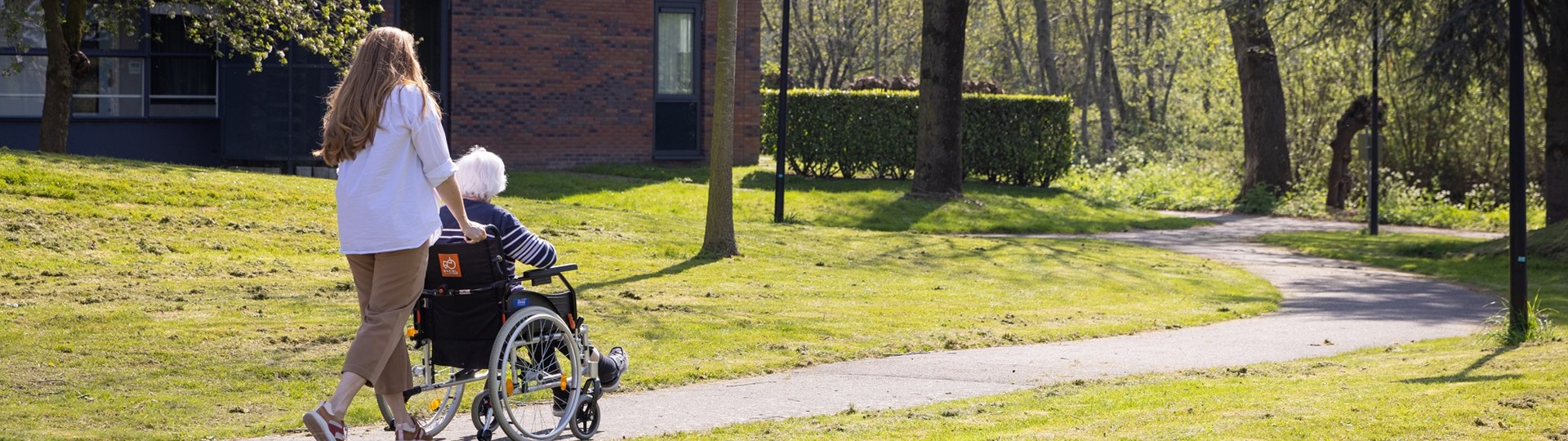 Mevrouw In Rolstoel Wordt Geduwd Door Vrouw
