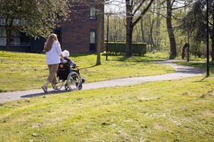 Mevrouw In Rolstoel Wordt Geduwd Door Vrouw