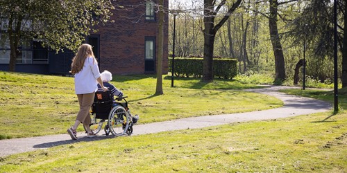 Mevrouw In Rolstoel Wordt Geduwd Door Vrouw