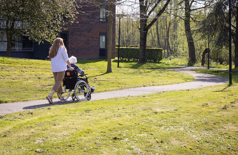 Mevrouw In Rolstoel Wordt Geduwd Door Vrouw