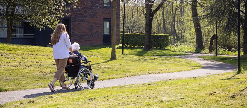 Mevrouw In Rolstoel Wordt Geduwd Door Vrouw