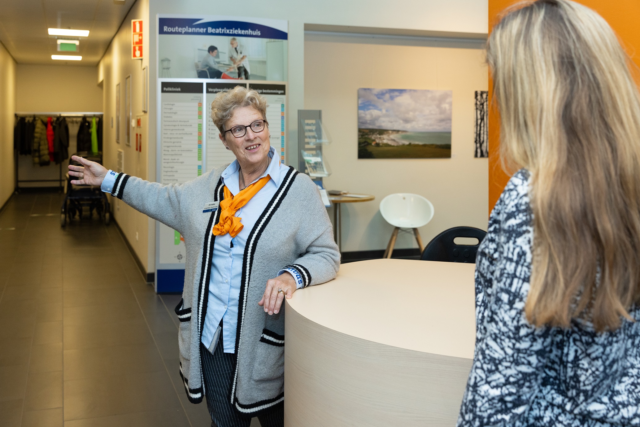 Gastvrouw Verwijst Een Patient