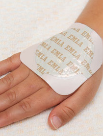 Emla pleister op bovenkant hand kind