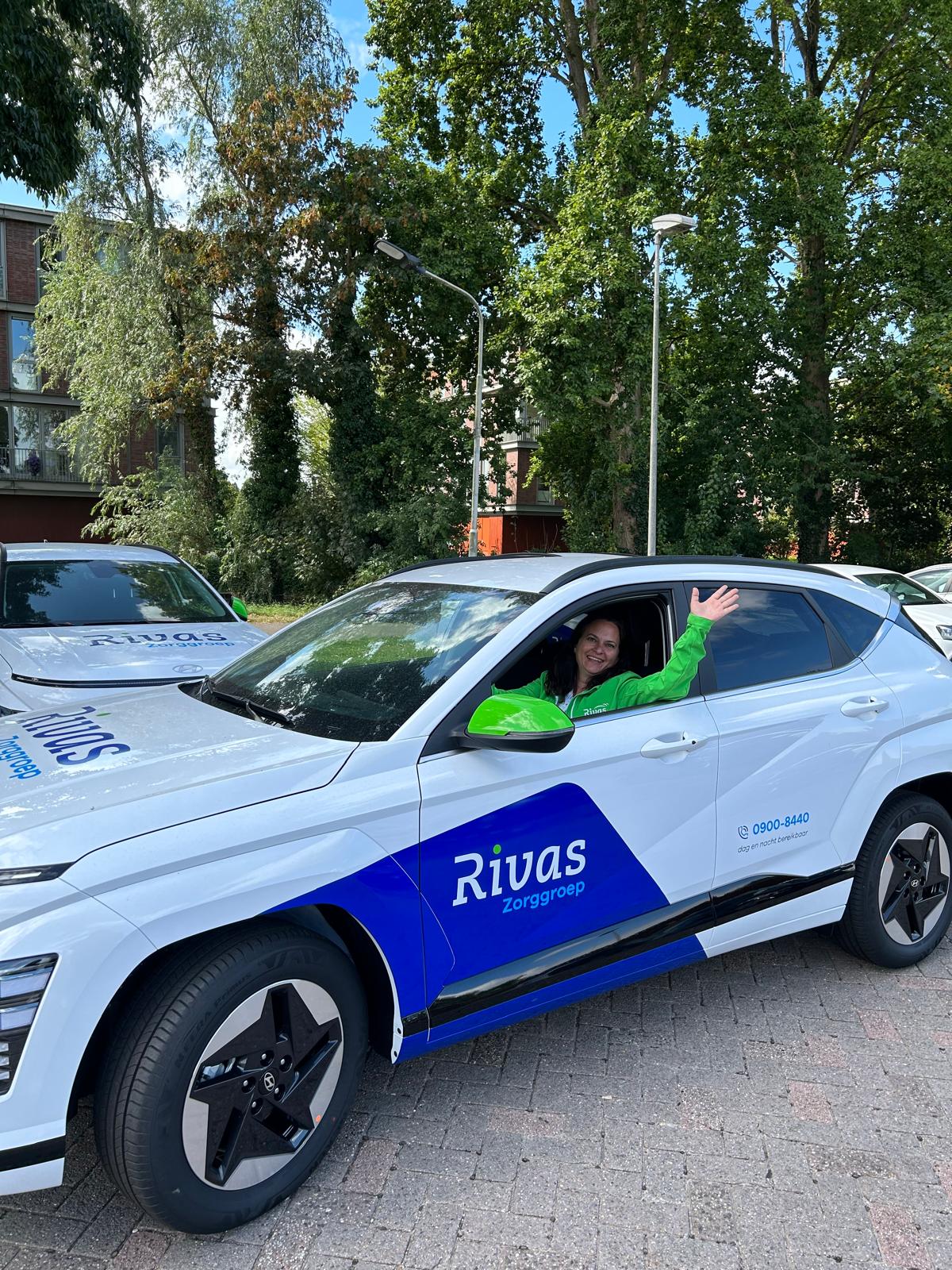 20250821 Foto Zwaaiende Wijkverpleegkundige