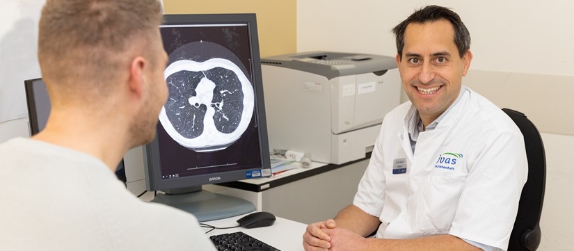 Longarts De Waard met patiënt in gesprek aan tafel