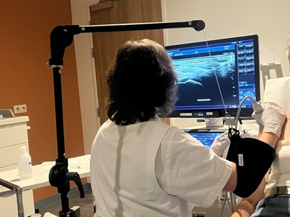 Echografist maakt echo met exoskelet