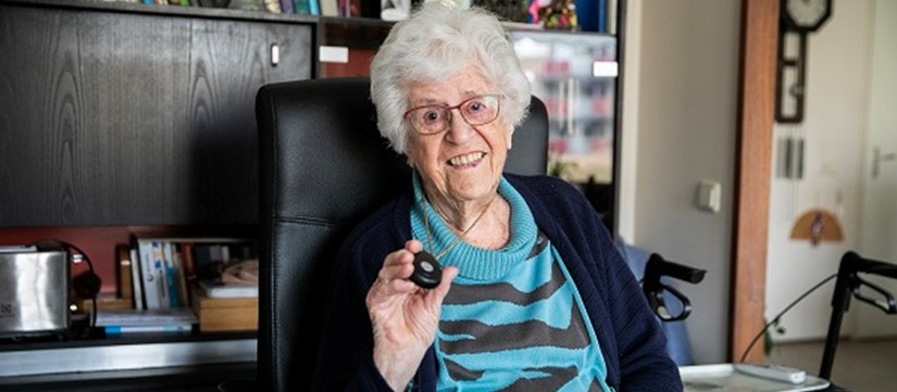 Cliënte toont haar zender van haar personenalarmering