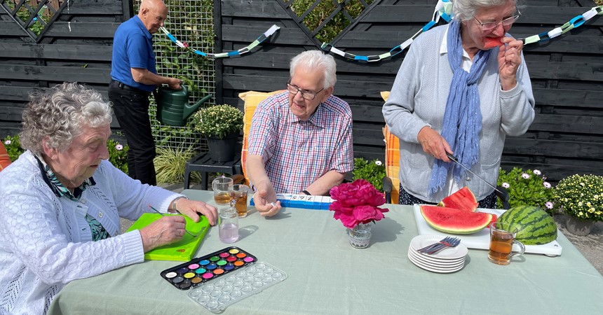 Cliënten in de tuin bij dagbestedingslocatie Den Donk