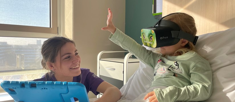 Beatriziekenhuis Kind In Ziekenhuisbed Met VR Bril Op