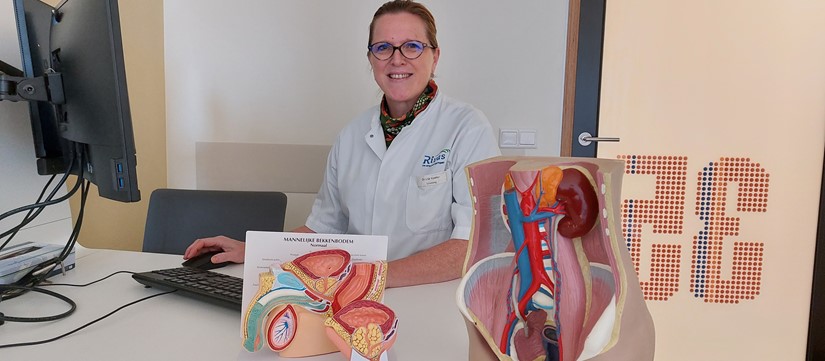 Uroloog Ingrid Koeter Achter Haar Bureau