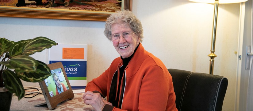 Mevrouw Zit Achter Eettafel Met Ipad