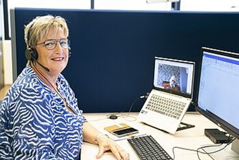 Een zorgverlener van het digitale team van de wijkverpleging aan het werk