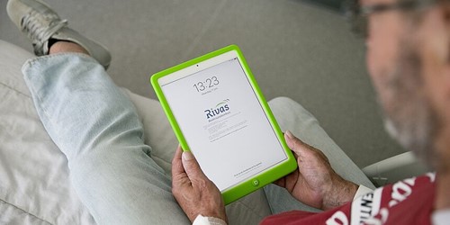 Man Met Tablet In Zijn Hand